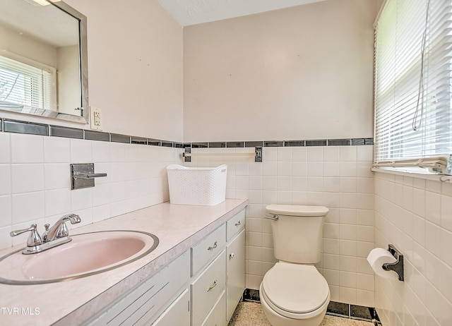 19032 Woodland Hills Rd, Abingdon, VA 24210 - bathroom featuring a healthy amount of sunlight, wainscoting, and tile walls