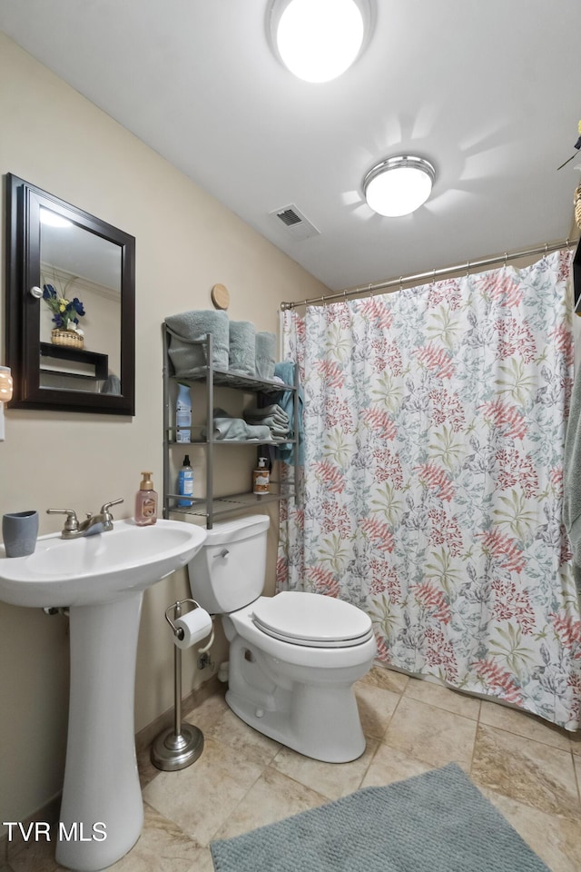 2004 Old Tusculum Rd, Greeneville, TN 37745 - full bathroom featuring visible vents, curtained shower, a sink, tile patterned floors, and toilet