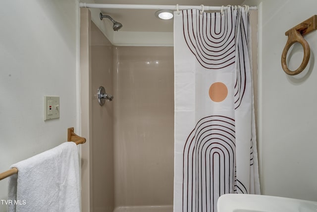 full bath with curtained shower