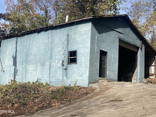 183 Bayless Rd, Jonesborough, TN 37659 - view of outdoor structure with a garage and driveway