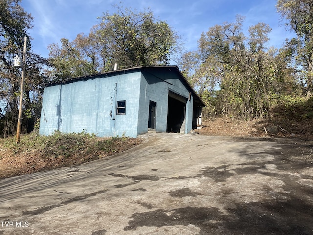 183 Bayless Rd, Jonesborough, TN 37659 - view of outdoor structure featuring concrete driveway and an outdoor structure