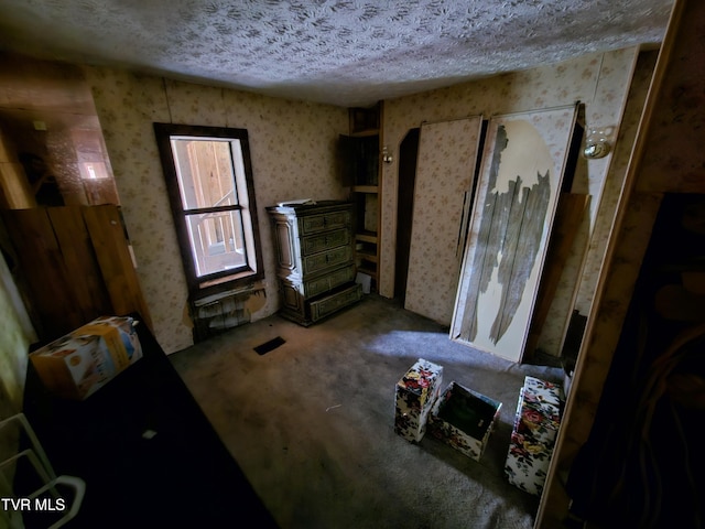 7231 Rocky Fork Rd, Wise, VA 24293 - living area featuring wallpapered walls and a textured ceiling