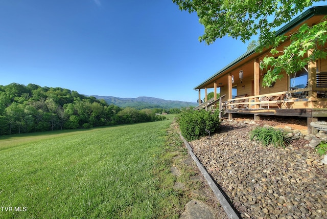 view of yard featuring a mountain view