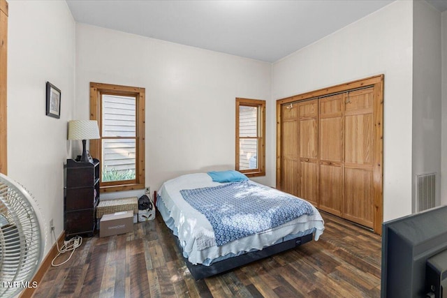 bedroom with dark wood-style flooring and visible vents