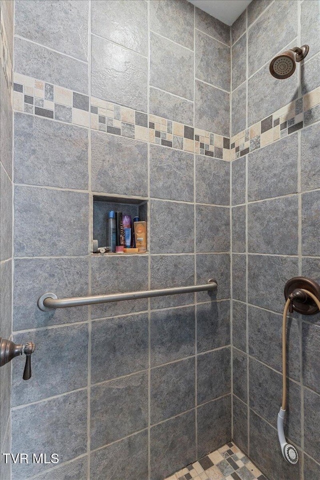 bathroom featuring tiled shower