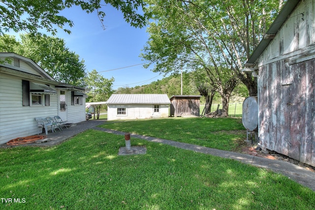 view of yard featuring an outbuilding