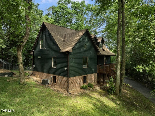 1008 Cox Trail Pl, Kingsport, TN 37660 - view of side of home with a yard, a shingled roof, and a deck