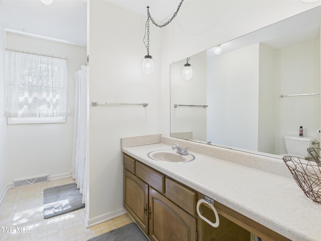 full bathroom featuring visible vents, baseboards, toilet, and vanity
