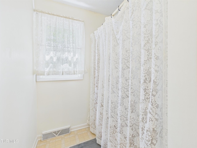 full bath with visible vents, baseboards, and tile patterned floors