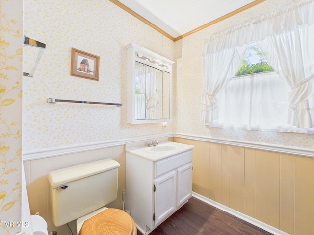 bathroom featuring wainscoting, wallpapered walls, ornamental molding, and wood finished floors