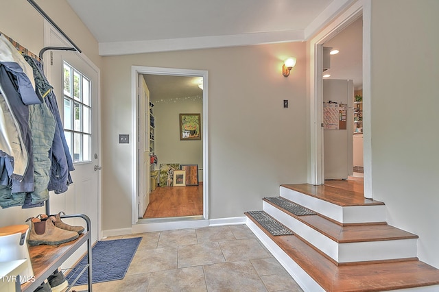 foyer entrance featuring recessed lighting and baseboards