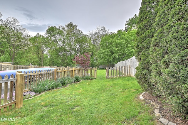 view of yard featuring a fenced backyard