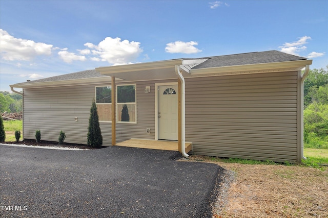 manufactured / mobile home with roof with shingles