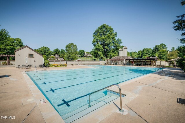 100 Periwinkle Pl Unit 100, Kingsport, TN 37660 - community pool with fence and a patio