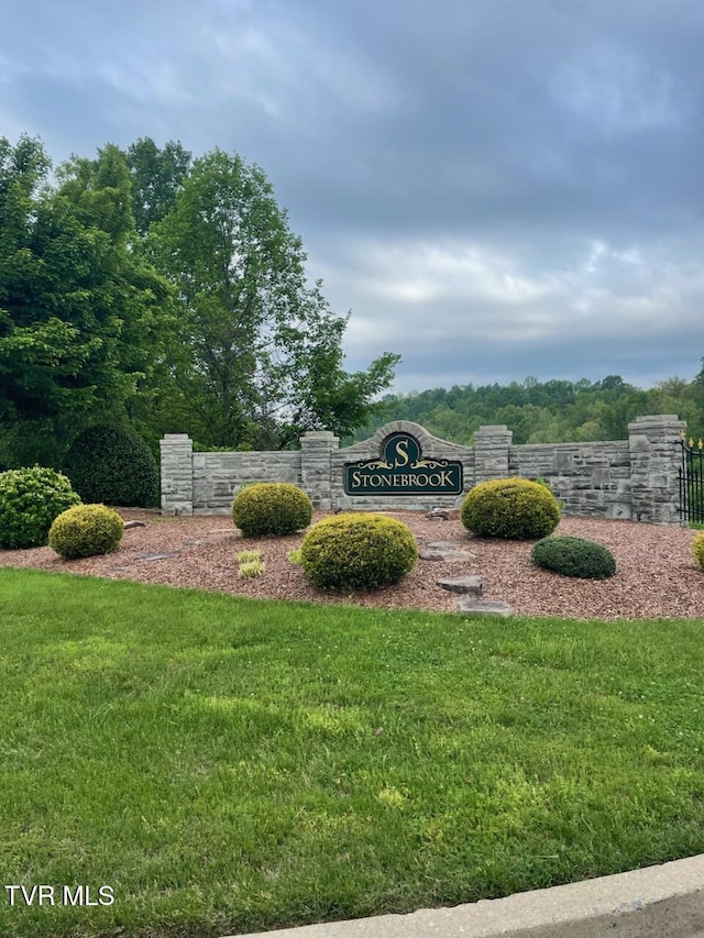 community sign featuring a lawn