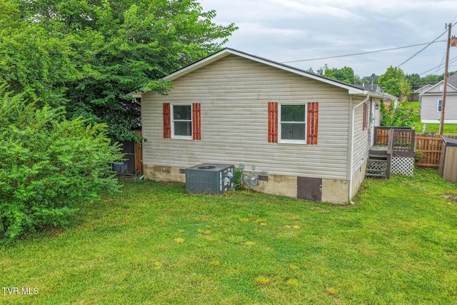954 Maple St, Kingsport, TN 37660 - rear view of house with crawl space