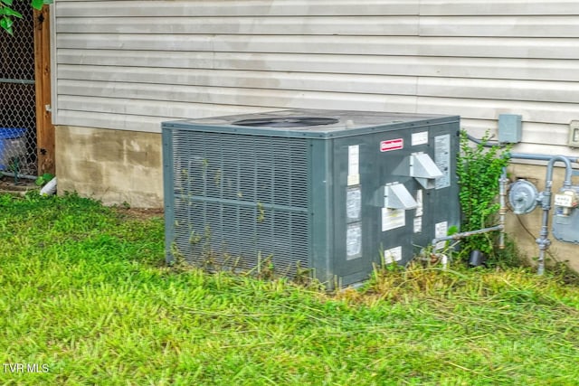 954 Maple St, Kingsport, TN 37660 - exterior view of a central air condition unit