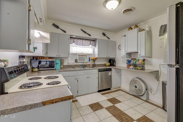 kitchen featuring crown molding, stainless steel appliances, visible vents, and a sink
