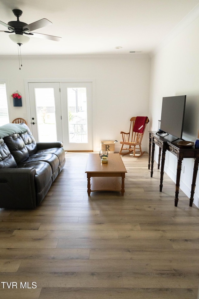 2834 Mccoy St, Kingsport, TN 37664 - living area featuring ornamental molding, a ceiling fan, and wood finished floors
