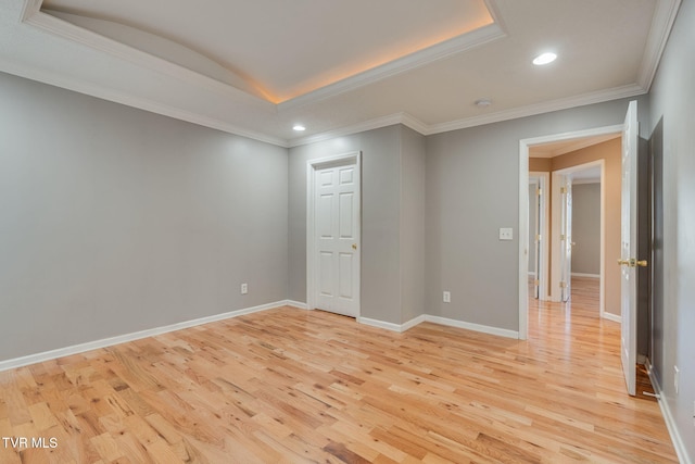 241 Stone Edge Cir, Kingsport, TN 37660 - empty room featuring crown molding, baseboards, light wood-type flooring, and recessed lighting
