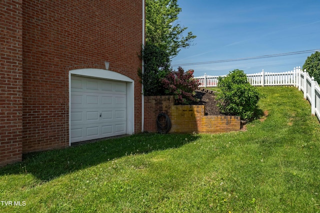 436 Headtown Rd, Jonesborough, TN 37659 - view of yard featuring fence and an attached garage