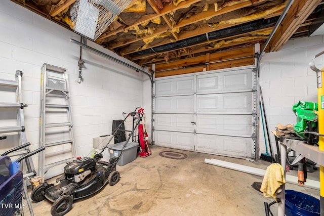 436 Headtown Rd, Jonesborough, TN 37659 - garage featuring concrete block wall