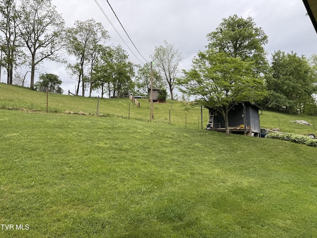 125 Babb Rd, Elizabethton, TN 37643 - view of yard featuring an outdoor structure and a storage unit