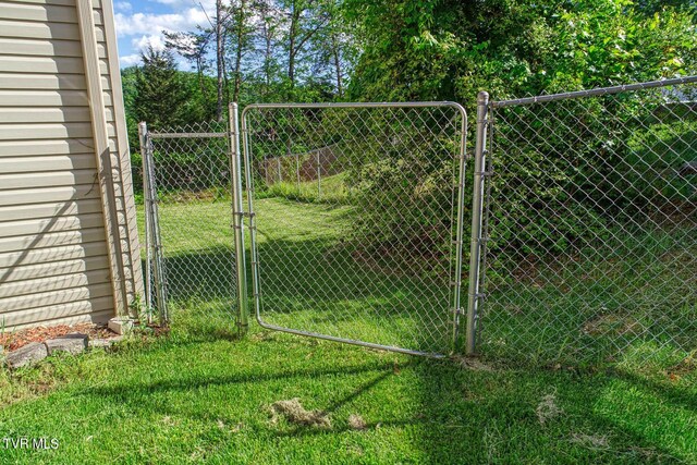 2653 Suffolk St, Kingsport, TN 37660 - view of gate
