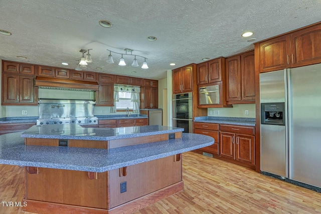 2653 Suffolk St, Kingsport, TN 37660 - kitchen with appliances with stainless steel finishes, a textured ceiling, light wood-style flooring, a sink, and recessed lighting