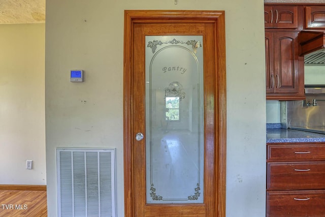2653 Suffolk St, Kingsport, TN 37660 - view of doorway to property