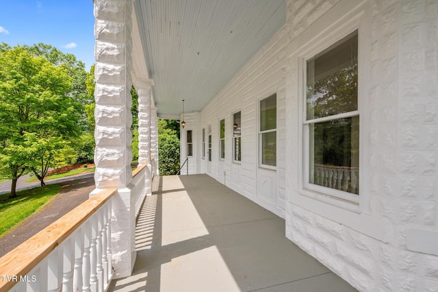 243 NW Mason Pl, Abingdon, VA 24210 - balcony with covered porch