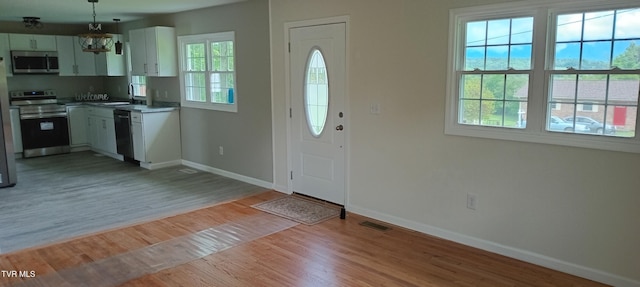 2160 Whirlwind Rd, Greeneville, TN 37743 - foyer featuring a chandelier, light wood-style flooring, baseboards, and visible vents