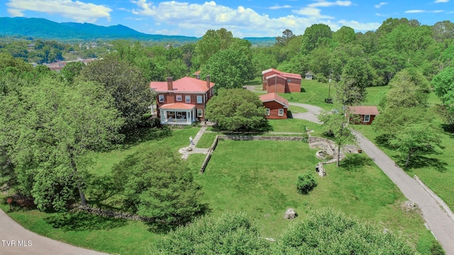 birds eye view of property featuring a forest view
