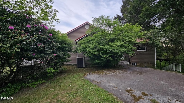616 SE Kiser Ave, Coeburn, VA 24230 - view of side of property with central air condition unit