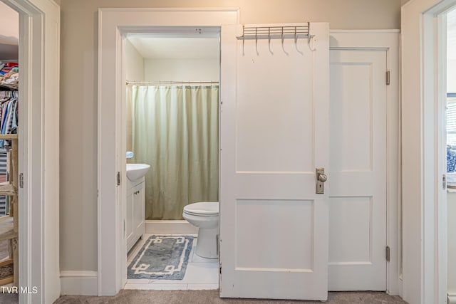 full bath featuring curtained shower and toilet