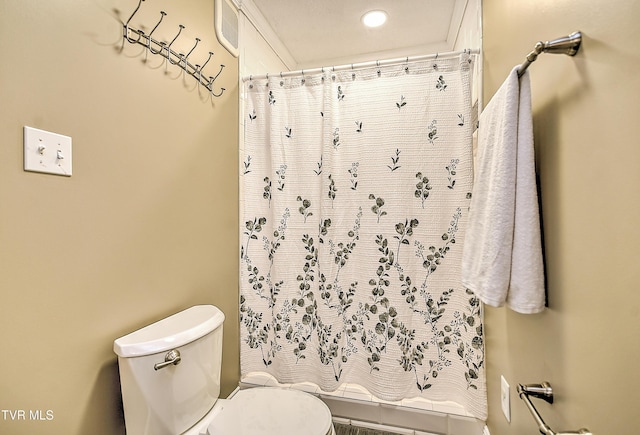 full bathroom with recessed lighting, toilet, and a shower with shower curtain