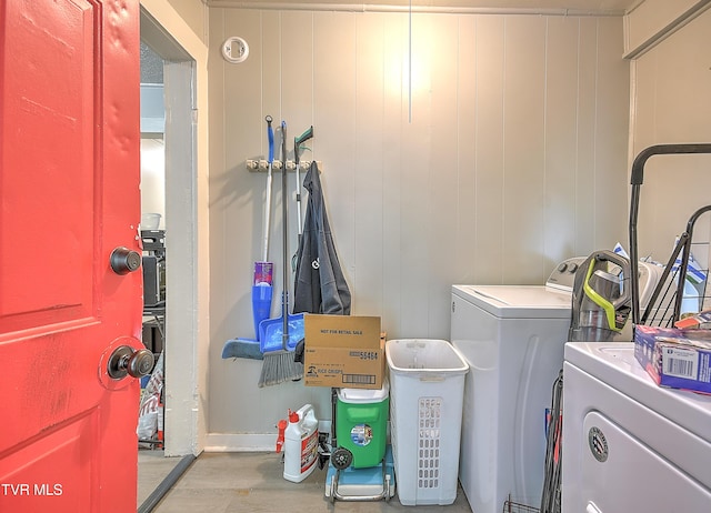 921 E Sevier Ave, Kingsport, TN 37660 - laundry area featuring laundry area, wood finished floors, and washing machine and clothes dryer