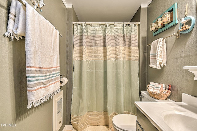 190 Roanwood Rd, Roan Mountain, TN 37687 - bathroom featuring toilet, a textured wall, a shower with shower curtain, and vanity
