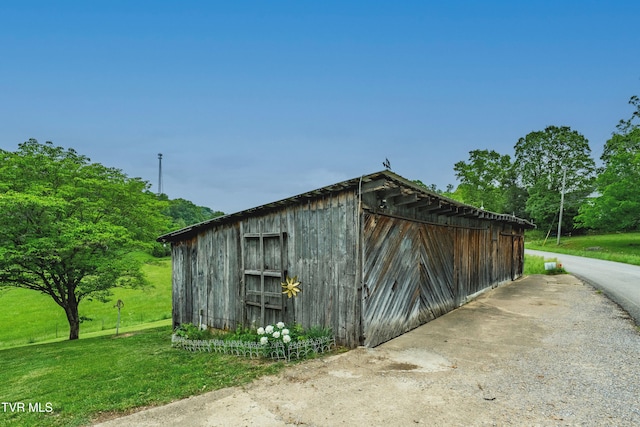 view of outdoor structure with an outbuilding