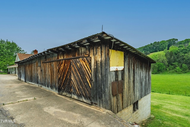 view of outdoor structure featuring an outbuilding