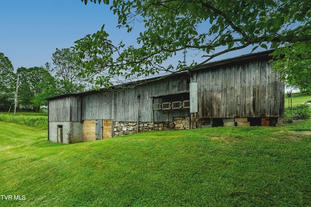 view of barn with a yard