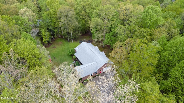 bird's eye view featuring a wooded view