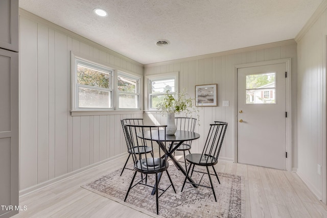 541 Vance Dr, Bristol, TN 37620 - dining space featuring ornamental molding, healthy amount of natural light, light wood-type flooring, a textured ceiling, and baseboards