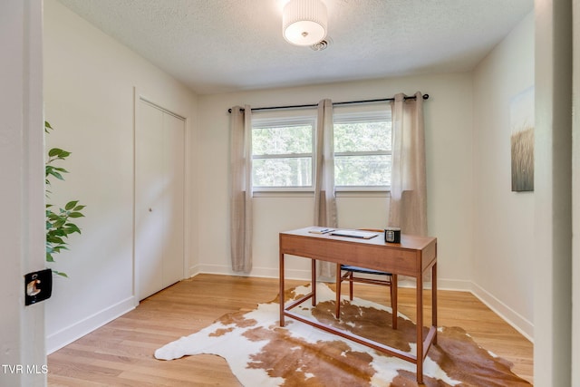 541 Vance Dr, Bristol, TN 37620 - home office featuring a textured ceiling, light wood-style floors, and baseboards