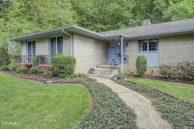 600 Valley Ave, Erwin, TN 37650 - single story home featuring a front lawn, brick siding, and a chimney