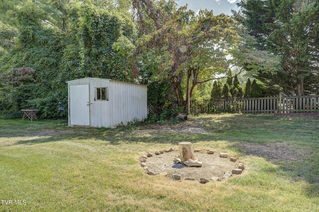2405 Larkspur Dr, Johnson City, TN 37604 - view of yard featuring fence, a shed, and an outbuilding