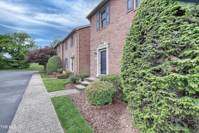 33 Oak Leaf Cir Unit 33, Johnson City, TN 37601 - view of side of home with brick siding
