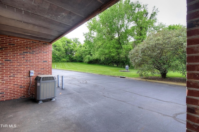 33 Oak Leaf Cir Unit 33, Johnson City, TN 37601 - view of patio / terrace featuring cooling unit