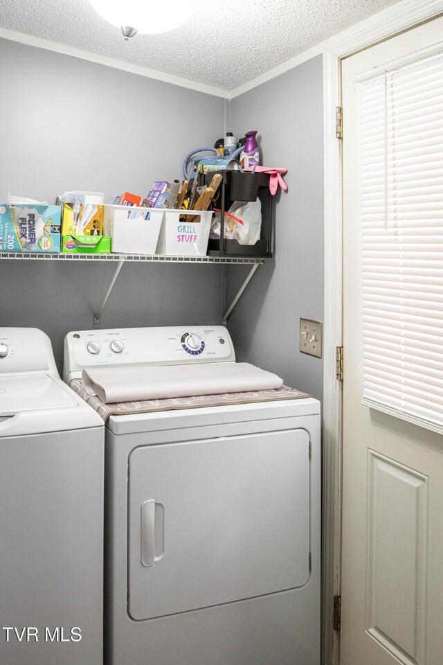 laundry room featuring a textured ceiling, laundry area, and independent washer and dryer