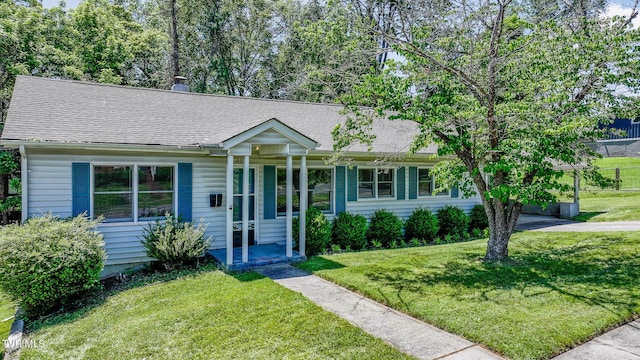 921 W Hillcrest Dr, Johnson City, TN 37604 - ranch-style home featuring a front yard and a shingled roof